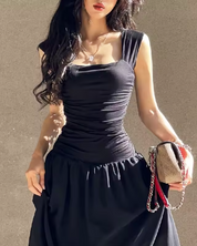 Schwarzes Kleid mit Raffung