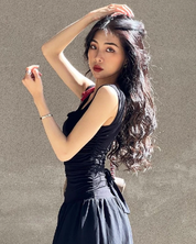 Schwarzes Kleid mit Raffung