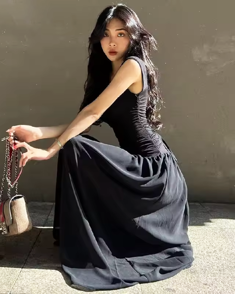 Schwarzes Kleid mit Raffung