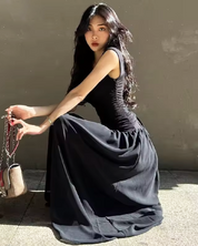 Schwarzes Kleid mit Raffung