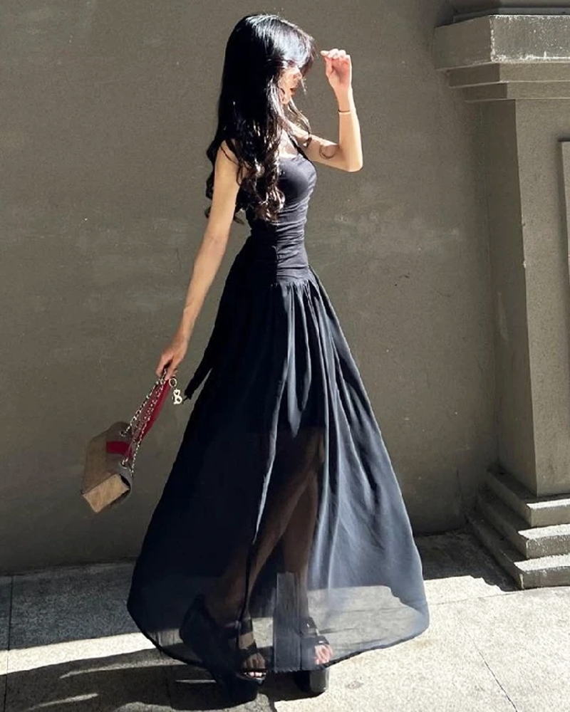 Schwarzes Kleid mit Raffung