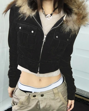 Kurze Jacke mit Fellkapuze