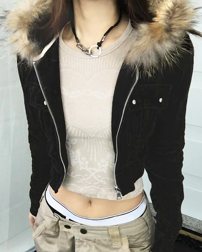 Kurze Jacke mit Fellkapuze