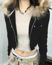 Kurze Jacke mit Fellkapuze