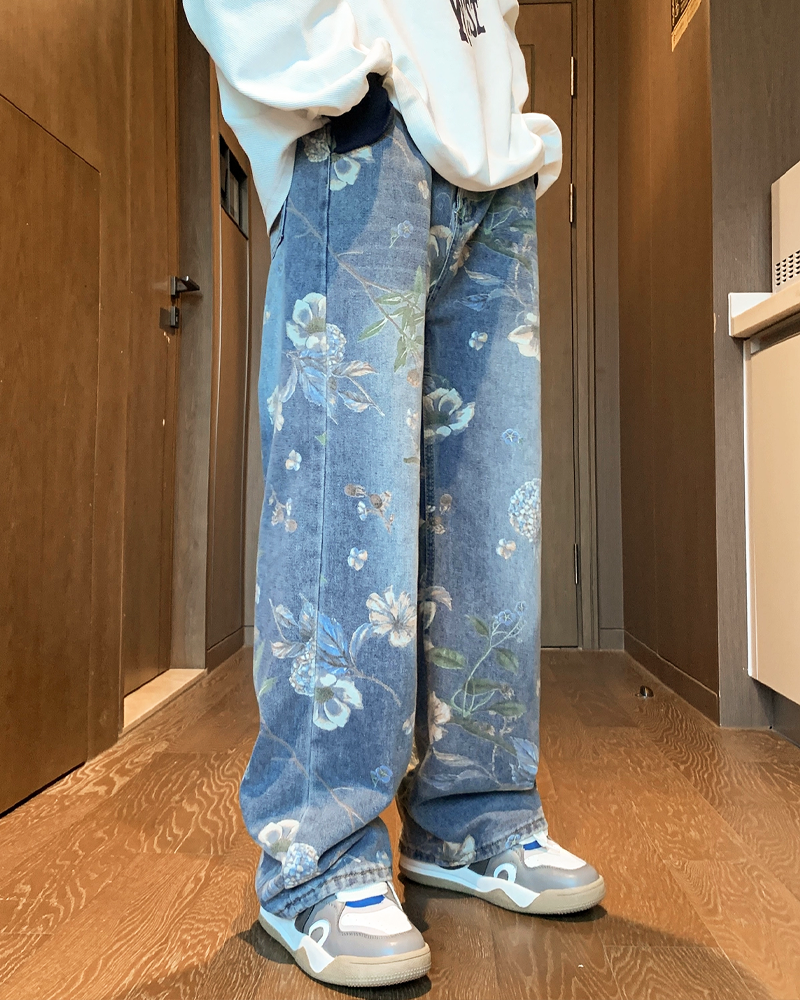 Jeans mit Blumenmuster