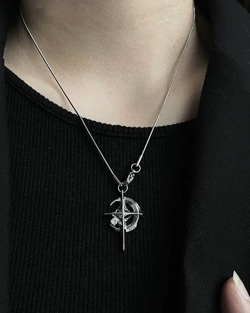 Kette mit Mond und Stern