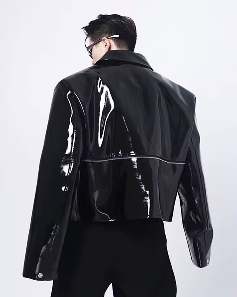 Glänzende Lederjacke