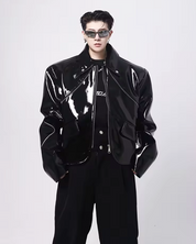 Glänzende Lederjacke
